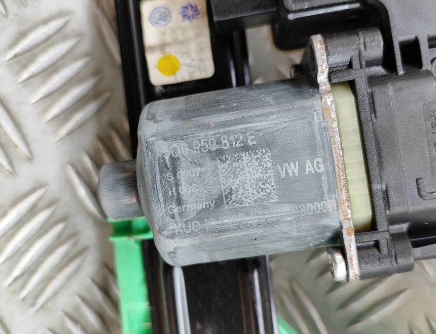 VOLKSWAGEN Tiguan 2 generation (2016-2024) Rear Right Door Window Regulator 5Q0959812E,5NA839462C 25080348