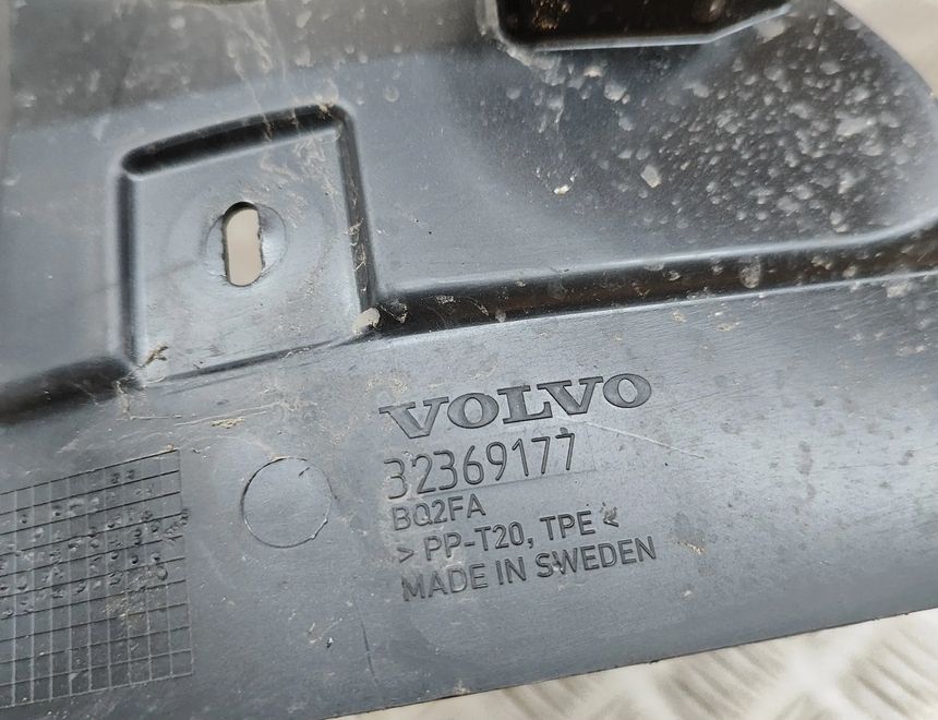 VOLVO XC60 2 generation (2017-2024) Front Right Mudguard 32369177 25302375