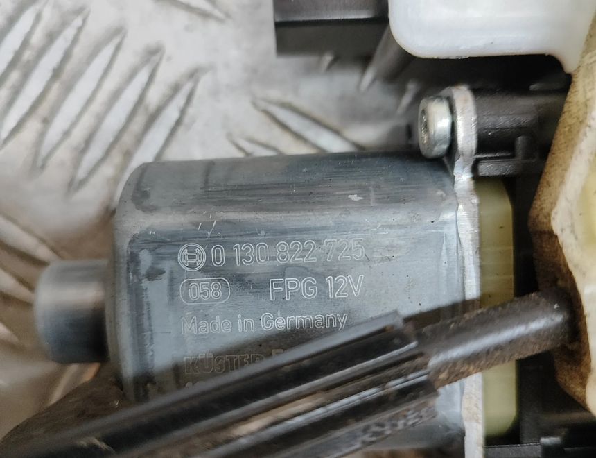 SEAT Leon 3 generation (2012-2020) Rear left door window lifter 0130822725,E850202015,5F4839461C 25793216