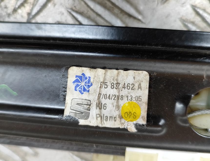 SKODA Karoq 1 generation (2017-2024) Priekšējo labo durvju logu pacēlājs 5Q0959802B,0130822716,E850202100,575837462A 26021140