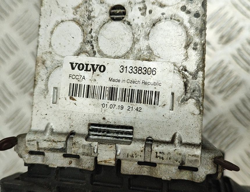 VOLVO XC60 2 generation (2017-2024) Starpdzesētāja/interkūlera radiators 31338306 27501762