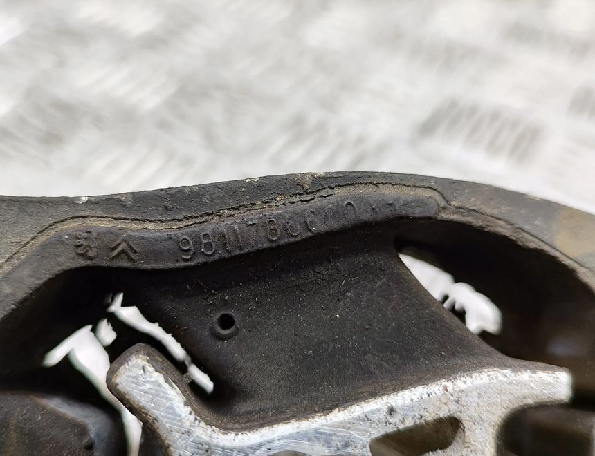 PEUGEOT 3008 2 generation (2017-2023) Dzinēja stiprinājums aizmugurē 9811786680 27536076