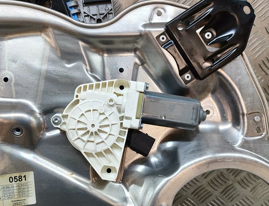 MERCEDES-BENZ CLS-Class C218/X218 (2011-2017) Стеклоподъемник передней левой двери A2128201302 27918931