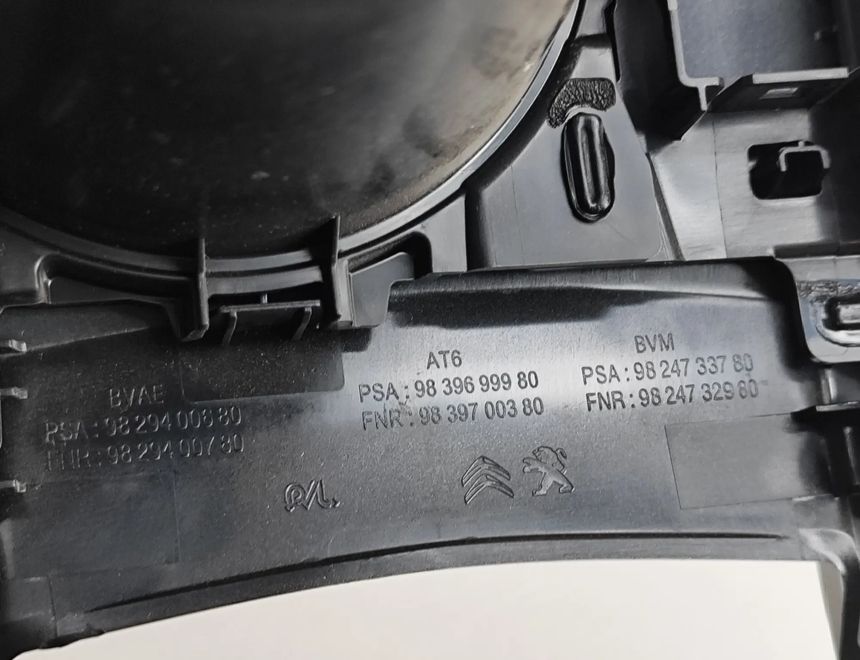 PEUGEOT 2008 2 generation (2019-2023) Отделка центральной консоли 9829400680,9829400780,9839699980,9839700380,9824733780 28131370