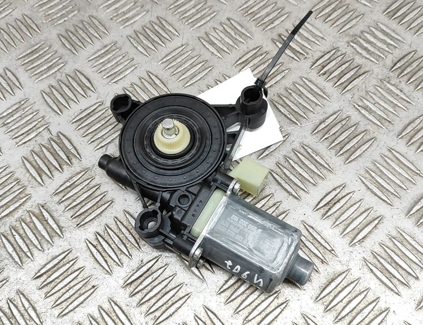 VOLKSWAGEN Tiguan 2 generation (2016-2024) Priekšējo kreiso durvju logu pacēlāja motorīts 5Q0959802C,0130822076 28267542