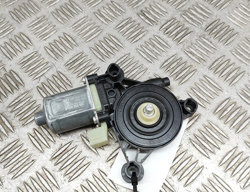 VOLKSWAGEN Tiguan 2 generation (2016-2024) Priekšējo kreiso durvju logu pacēlāja motorīts 5Q0959802C,0130822076 28267542