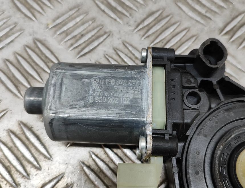 VOLKSWAGEN Tiguan 2 generation (2016-2024) Priekšējo kreiso durvju logu pacēlāja motorīts 5Q0959802C,0130822076 28267542