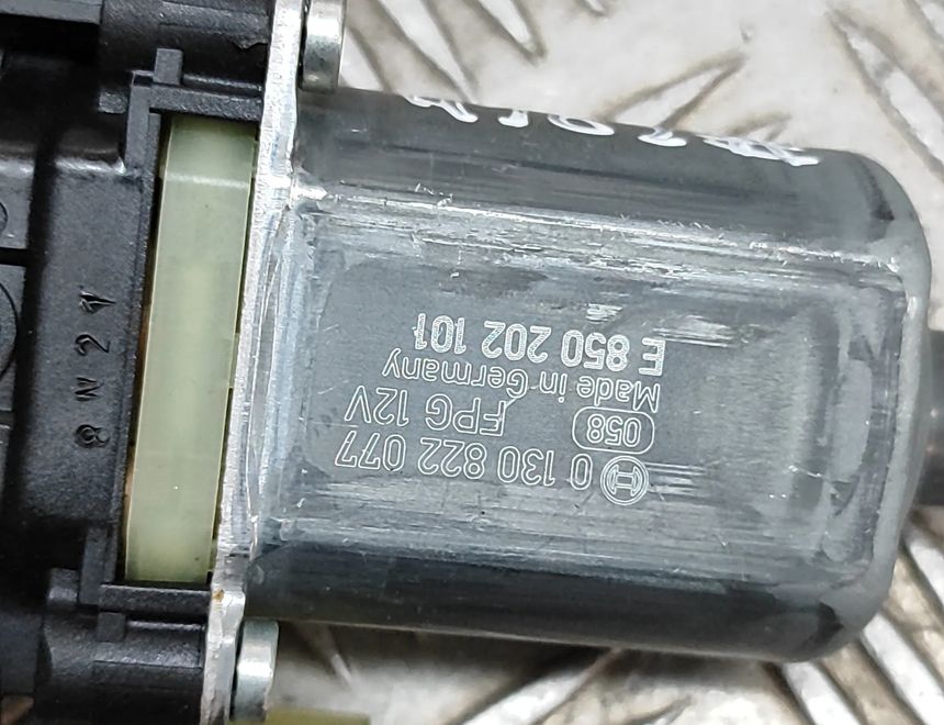 VOLKSWAGEN Tiguan 2 generation (2016-2024) Front Right Door Window Control Motor 5Q0959801C,0130822077 28277499