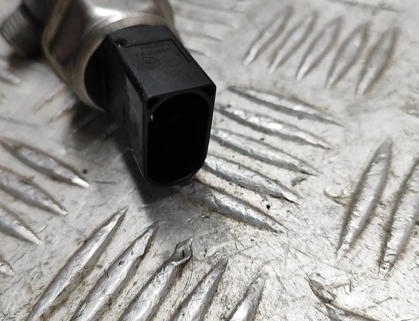 VOLKSWAGEN Passat B8 (2014-2023) Fuel Rail 04L089G,04L130755E 31601784