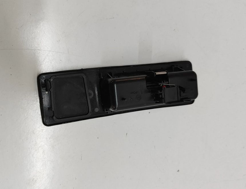 BMW X1 F48/F49 (2015-2023) Кнопка открывания задней крышки 7368752 32054045