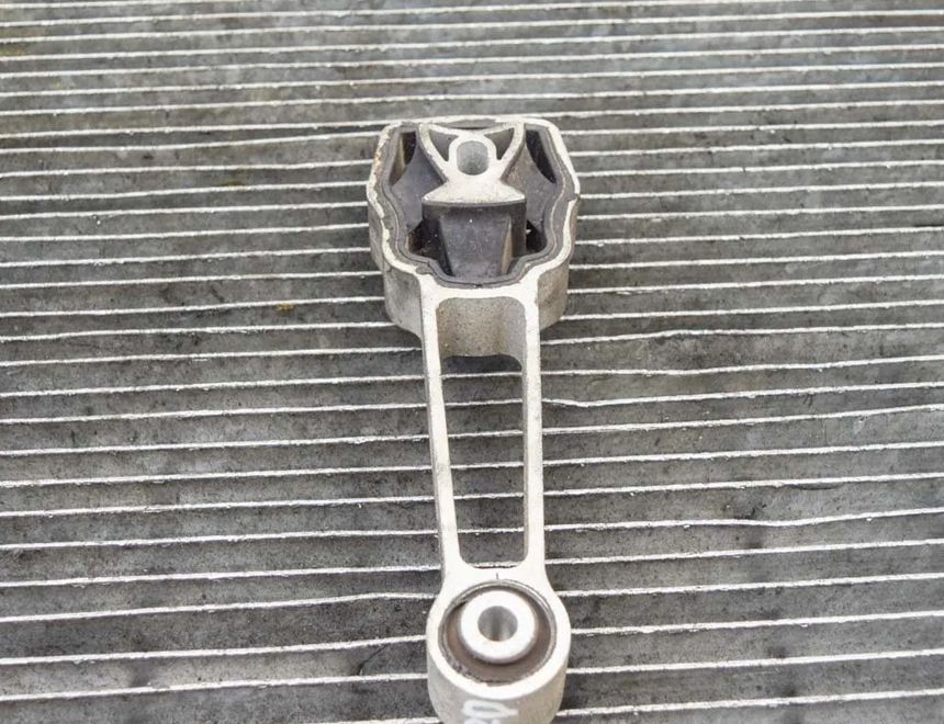 VOLVO XC60 2 generation (2017-2024) Dzinēja stiprinājums/spilvens labajā pusē 31430441 4075199