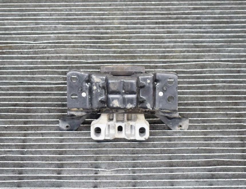 VOLKSWAGEN Passat B8 (2014-2023) Подушка коробки передач 5Q0199555R 4132671