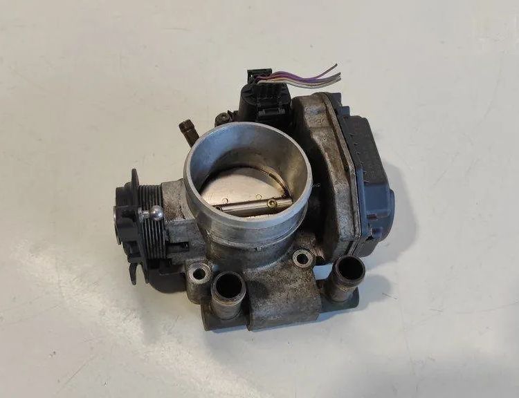 AUDI A4 B5/8D (1994-2001) Дроссельная заслонка 058133063,408237 17088231