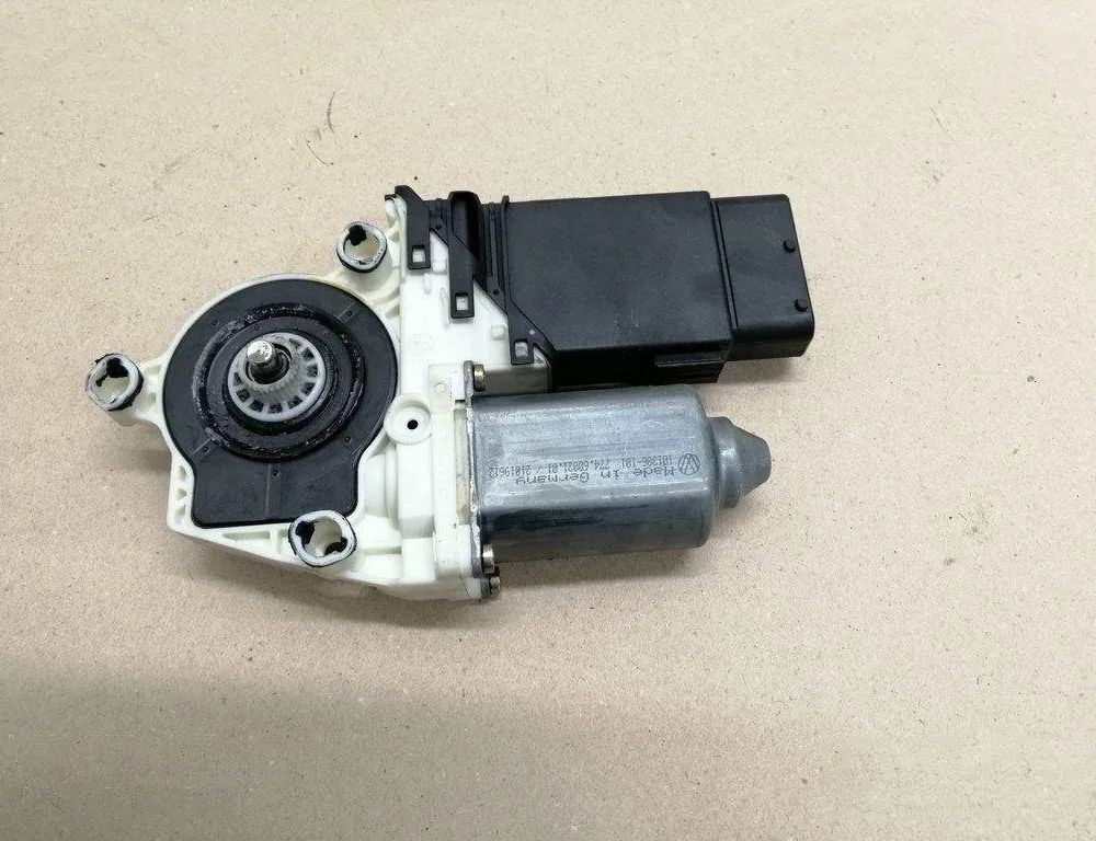 VOLKSWAGEN Golf 4 generation (1997-2006) Маторчик стеклоподъемника передней правой двери 9776101434202 17105961