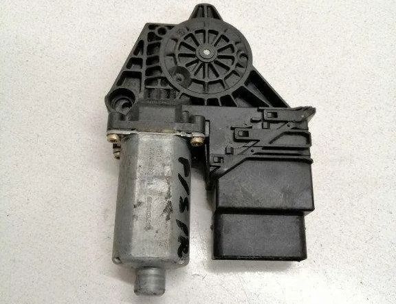 VOLKSWAGEN Passat B5 (1996-2005) Маторчик стеклоподъемника передней правой двери 0130821697 17105978