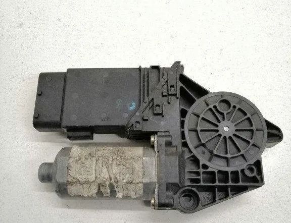 VOLKSWAGEN Passat B5 (1996-2005) Priekšējo labo durvju logu pacelšanas motorīts 0130821694 17105979