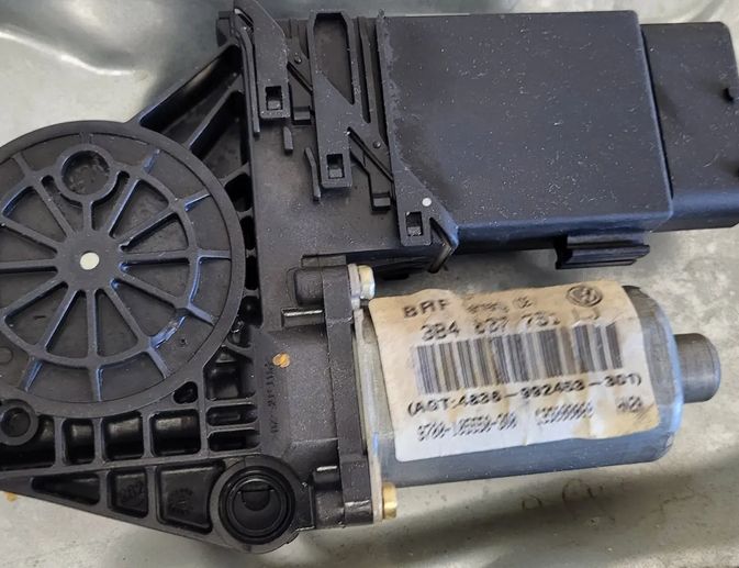 VOLKSWAGEN Passat B5 (1996-2005) Priekšējo kreiso durvju logu pacēlājs 3B4837755D 31875612