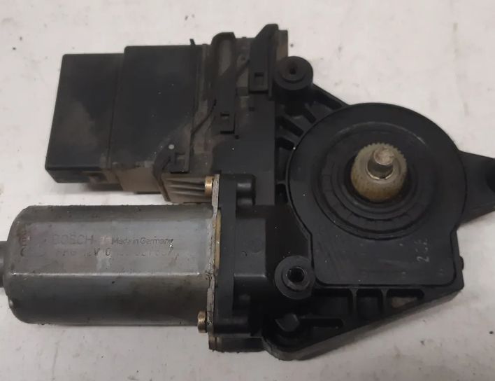 VOLKSWAGEN Passat B5 (1996-2005) Aizmugurējo kreiso durvju loga pacēlāja motorīts 0130821697 11088351