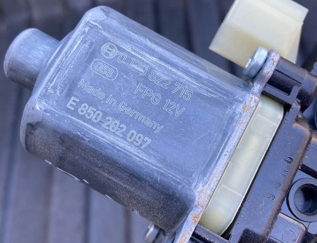 PORSCHE Macan 1 generation (2013-2023) Aizmugurējo kreiso durvju loga pacēlāja motorīts E850202097,0130822715,5Q0959801A 25591775