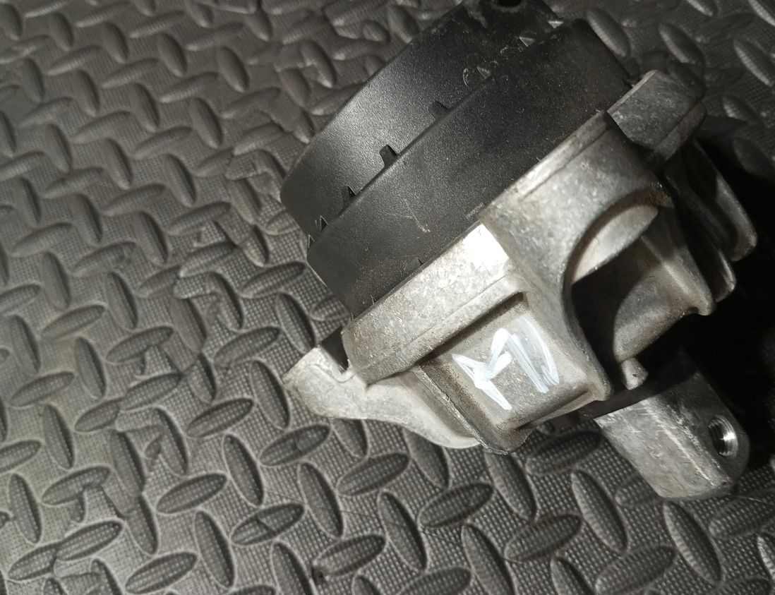 BMW 5 Series F10/F11 (2009-2017) Передняя подушка двигателя 6777371,22116777371 30383290