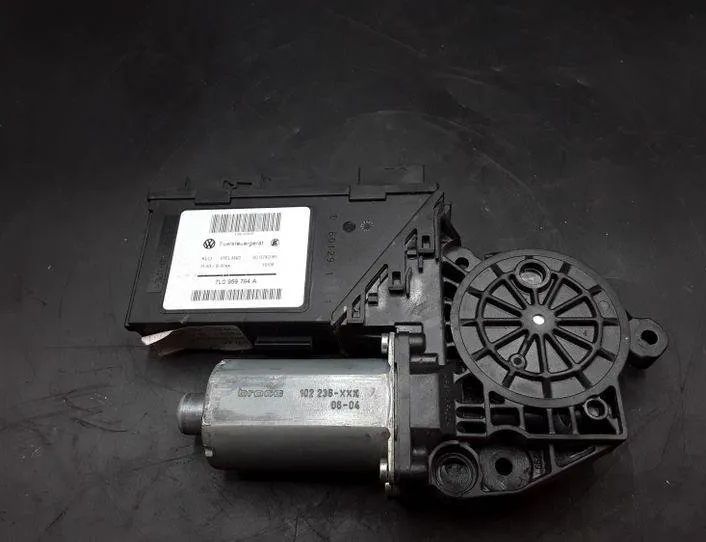 VOLKSWAGEN Touareg 1 generation (2002-2010) Aizmugurējo labo durvju loga vadības motorīts 7L0959794A,0130821764,7L0959704C 25501488