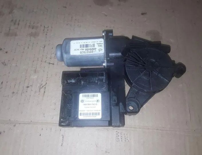 SKODA Octavia 2 generation (2004-2013) Priekšējo kreiso durvju logu pacēlāja motorīts 1K0959792G,400949A,05074632 25519692