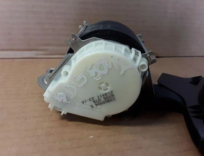 VOLKSWAGEN Passat B7 (2010-2015) Ремень безопасности задний правый 33058994E,3C5857806K 25528695