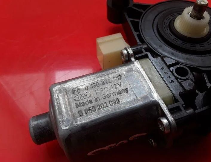 SKODA Octavia 3 generation (2013-2020) Priekšējo kreiso durvju logu pacēlāja motorīts 5Q0959801B,0130822717,S850202099 25544185