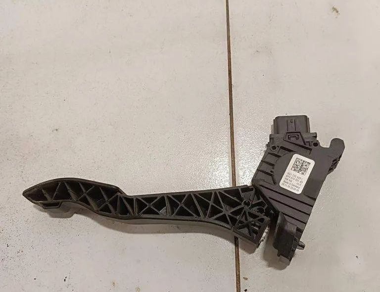 VOLKSWAGEN Tiguan 2 generation (2016-2024) Педаль газа 5Q1723503L 30354062