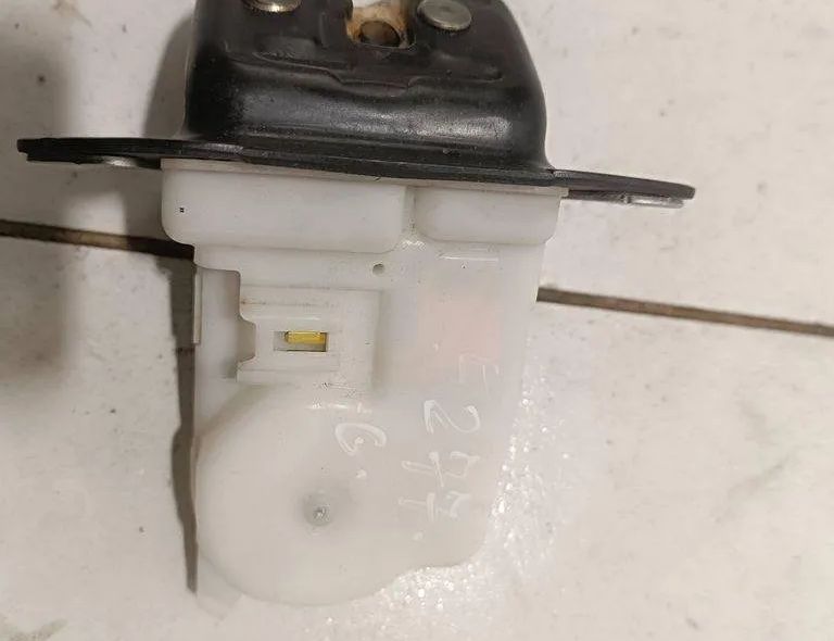 NISSAN Juke YF15 (2010-2020) Aizmugurējā bagāžnieka slēdzene N0code 30356264