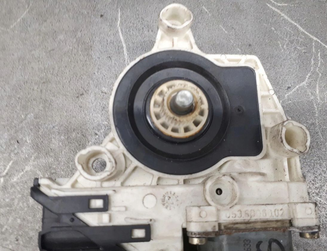 VOLKSWAGEN Golf 3 generation (1991-1998) Маторчик стеклоподъемника задней правой двери 1J4959811C 30125898