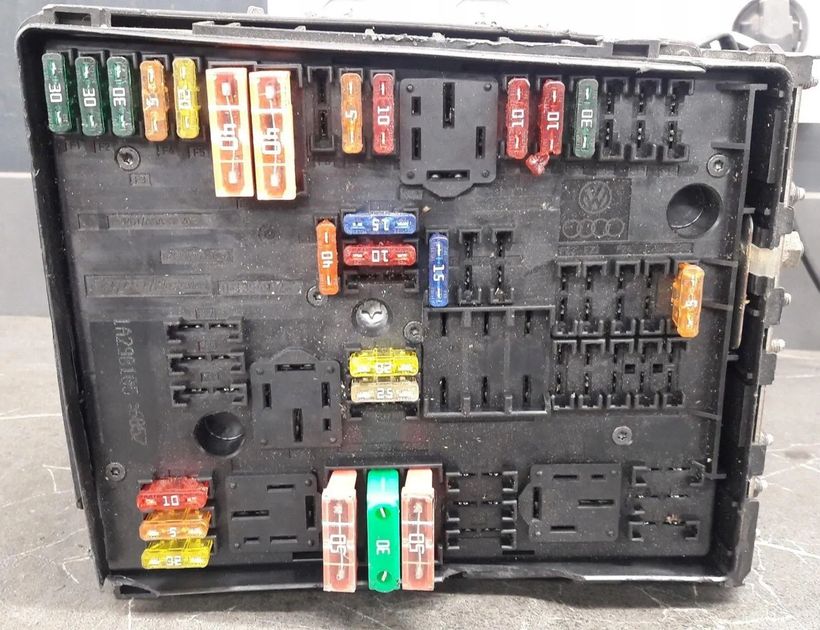 VOLKSWAGEN Golf 8 generation (2019-2023) Fuse Box 0-1394932 30126948