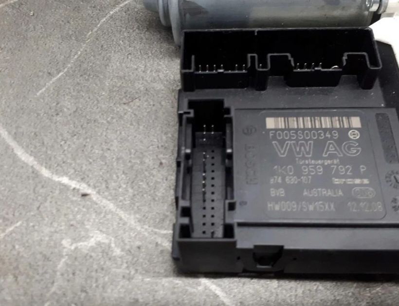 VOLKSWAGEN Passat B5 (1996-2005) Front Left Door Window Regulator Motor 1T0959702L 30183256