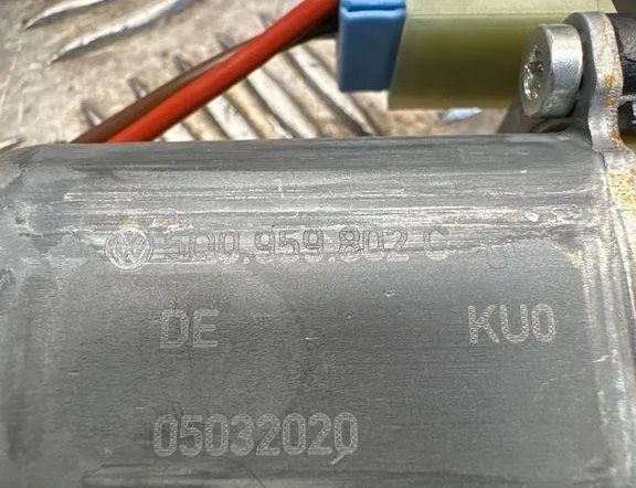 VOLKSWAGEN Golf 8 generation (2019-2023) Маторчик стеклоподъемника передней левой двери 5Q0959802C 30610669