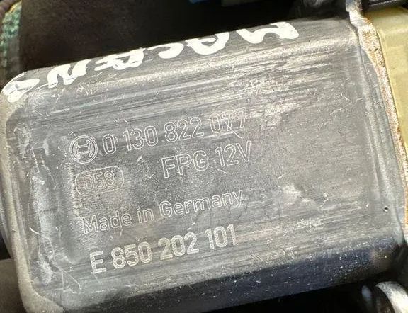 PORSCHE Macan 1 generation (2013-2023) Front Left Door Window Regulator Motor 0130822077 30610828