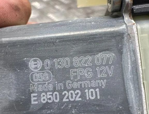 VOLKSWAGEN Tiguan 2 generation (2016-2024) Front Right Door Window Control Motor 0130822077 30795527