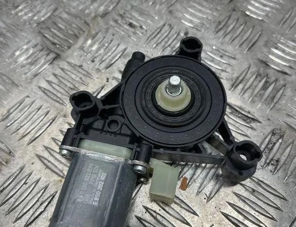 VOLKSWAGEN Tiguan 2 generation (2016-2024) Front Left Door Window Regulator Motor 5Q0959802C 30795528