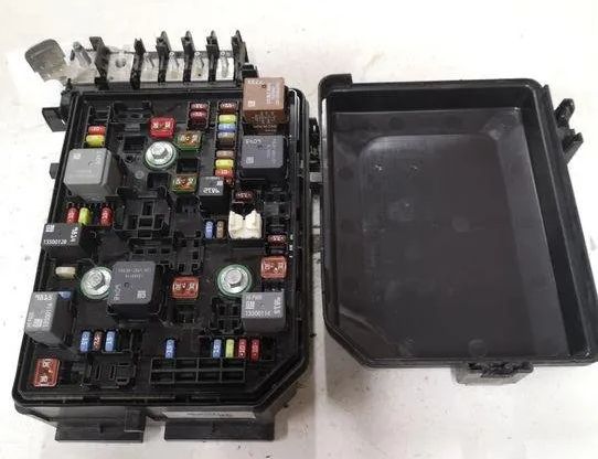 OPEL Astra K (2015-2021) Drošinātāju kārba 39040853,812461952 27081981