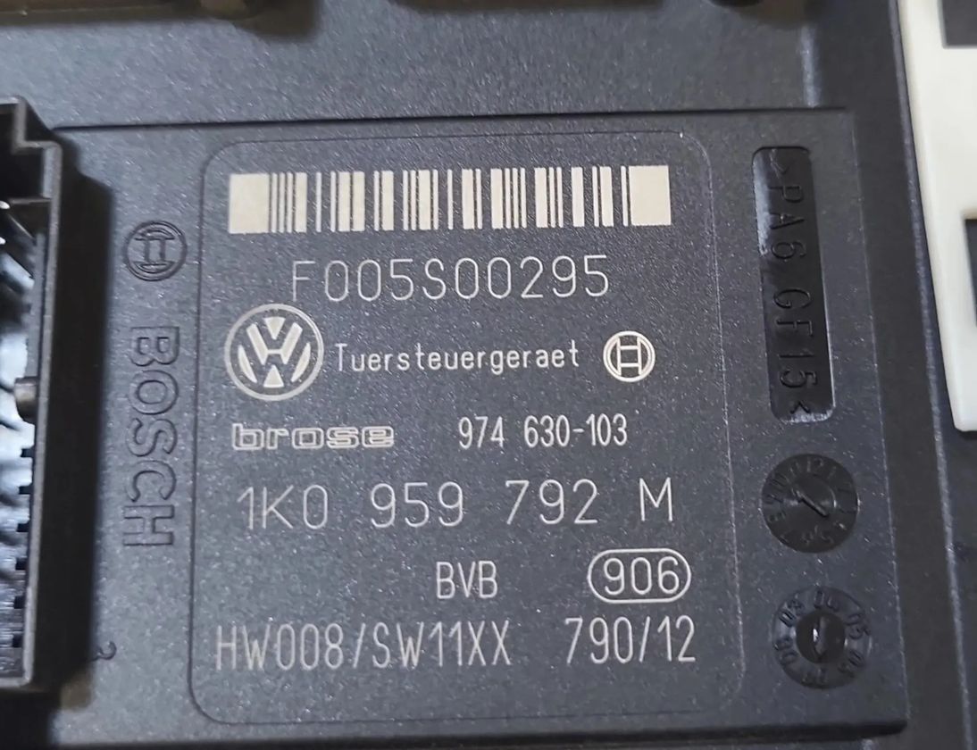 VOLKSWAGEN Passat B6 (2005-2010) Priekšējo labo durvju logu pacelšanas motorīts 27516053