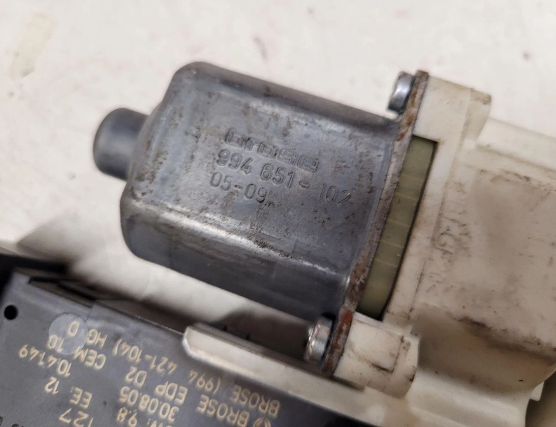 PEUGEOT 307 1 generation (2001-2008) Маторчик стеклоподъемника передней левой двери 1137328127 28661779