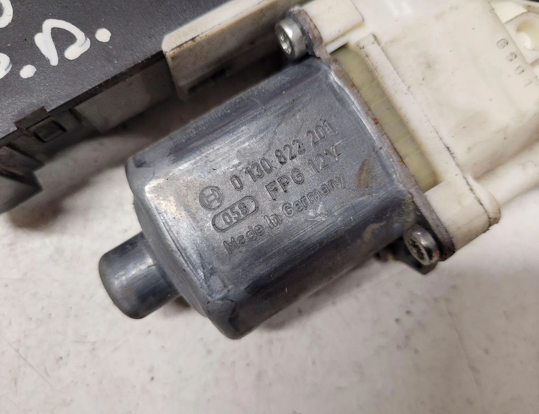 PEUGEOT 307 1 generation (2001-2008) Front Left Door Window Regulator Motor 1137328127 28661790