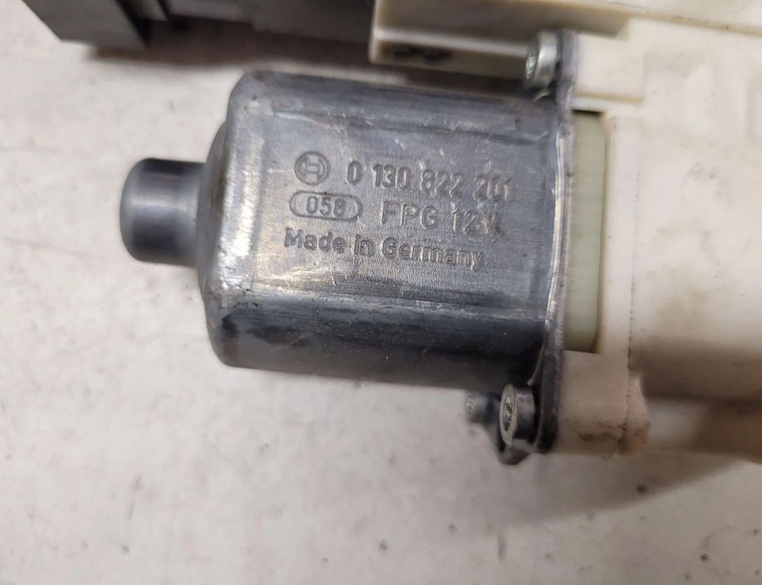 PEUGEOT 307 1 generation (2001-2008) Маторчик стеклоподъемника передней левой двери 1137328127 28661796