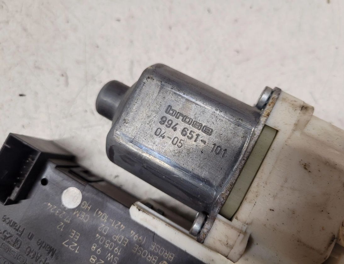 PEUGEOT 307 1 generation (2001-2008) Маторчик стеклоподъемника передней левой двери 1137328127 28661796