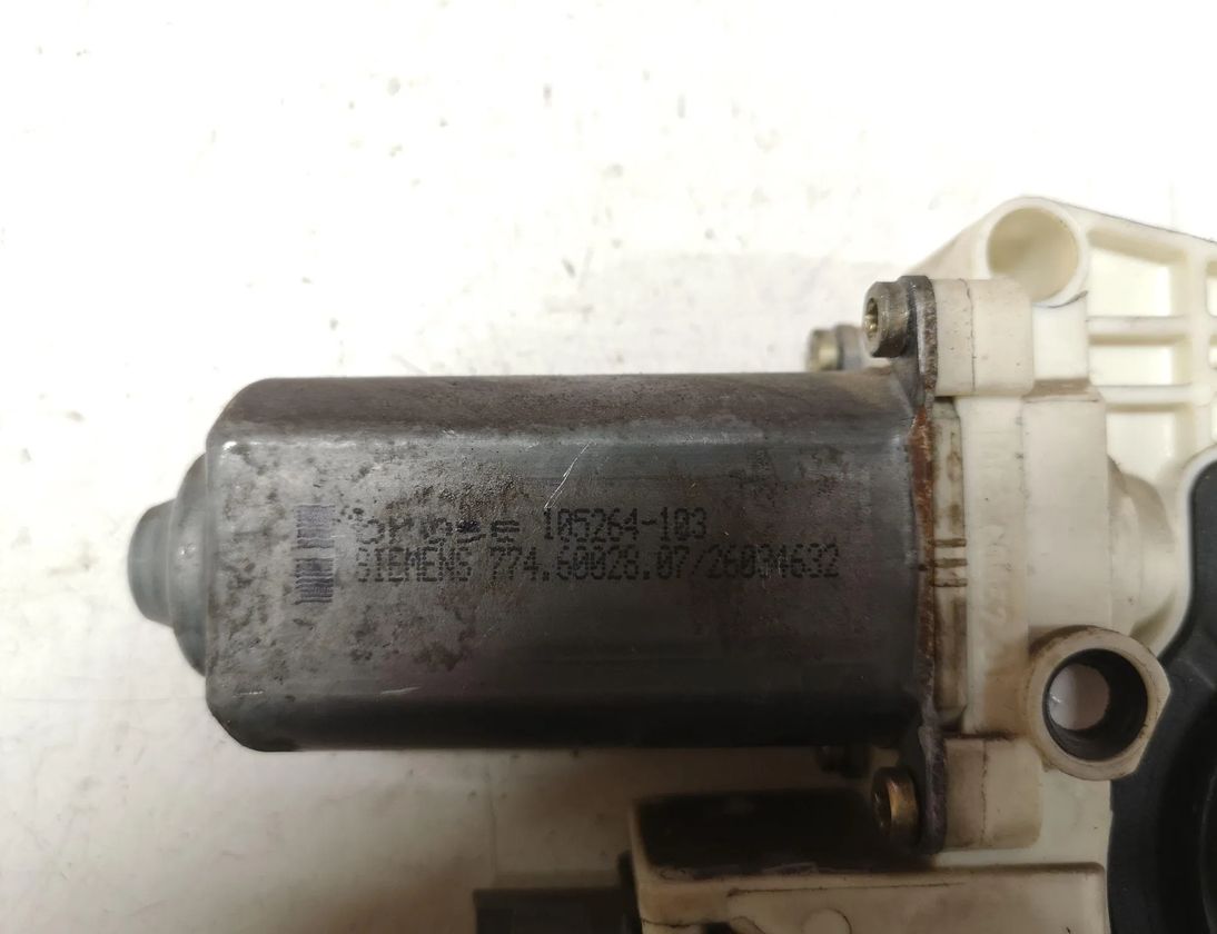 CITROËN C5 1 generation (2001-2008) Маторчик стеклоподъемника задней правой двери 105264103 28662388