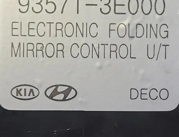 KIA Sorento 1 generation (2002-2011) Right side mirror control unit 935713E000 32809310