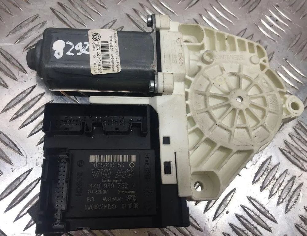 VOLKSWAGEN Passat B7 (2010-2015) Priekšējo kreiso durvju logu pacēlāja motorīts 1K0959702AC 30526957