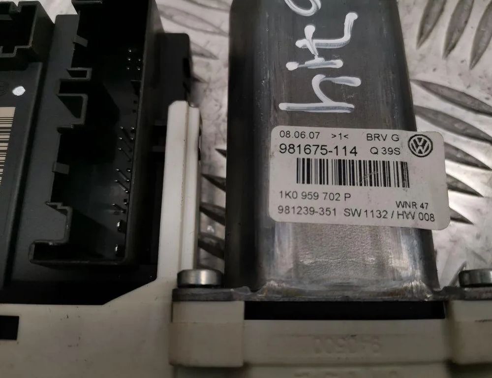 VOLKSWAGEN Passat B7 (2010-2015) Priekšējo kreiso durvju logu pacēlāja motorīts 1K0959792L,1K0959702P 30527053