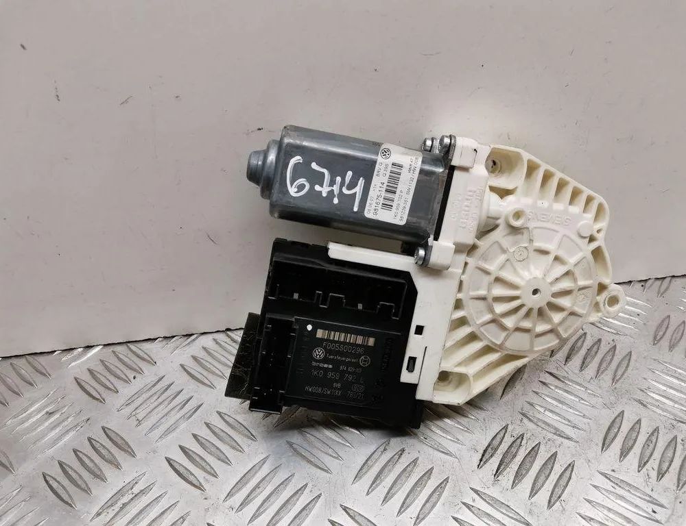 VOLKSWAGEN Passat B7 (2010-2015) Priekšējo kreiso durvju logu pacēlāja motorīts 1K0959792L,1K0959702P 30527053