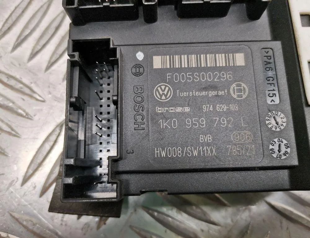 VOLKSWAGEN Passat B7 (2010-2015) Priekšējo kreiso durvju logu pacēlāja motorīts 1K0959792L,1K0959702P 30527053