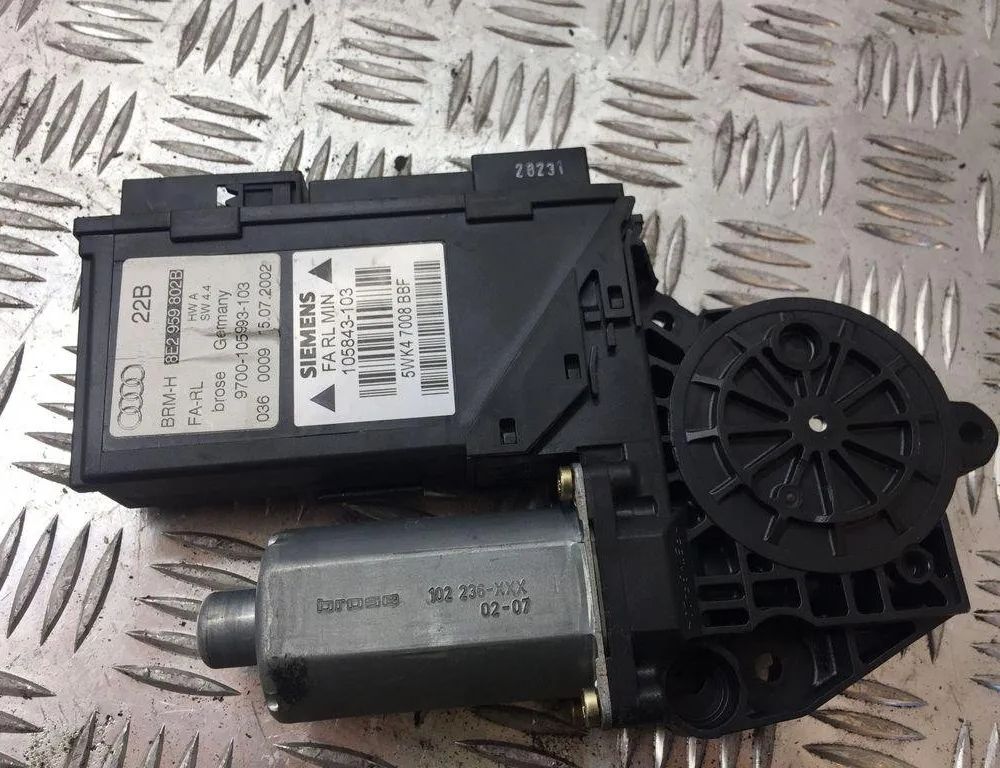 AUDI A4 B7/8E (2004-2008) Priekšējo kreiso durvju logu pacēlāja motorīts 8E2959802B 30528277